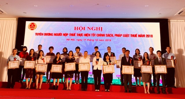 Phó Chủ tịch Phùng Thị Hồng Hà dự tuyên dương 385 người nộp thuế thực hiện tốt chính sách, pháp luật thuế